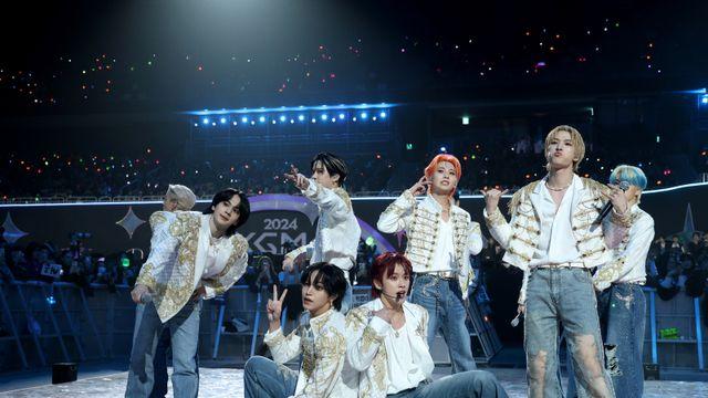 JO1, 중독성 있는 멜로디‧화려한 퍼포먼스로 관중 장악 [2024 KGMA]