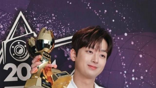 '찬또배기' 이찬원, '코리아 그랜드 뮤직 어워즈' 5관왕 등극