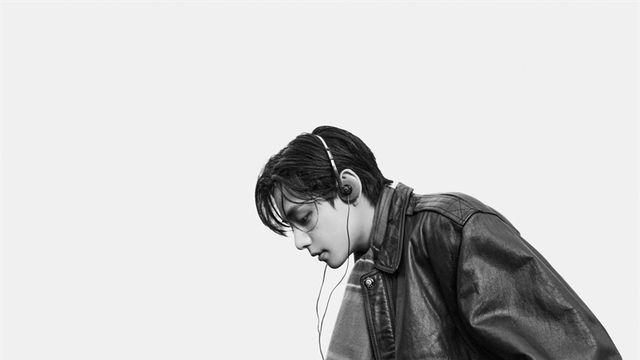 [BTS News] 방탄소년단 뷔, ‘슬로우 댄싱’ 4억 5000만 스트리밍 돌파…“K팝 장르의 영역을 확장한 곡”