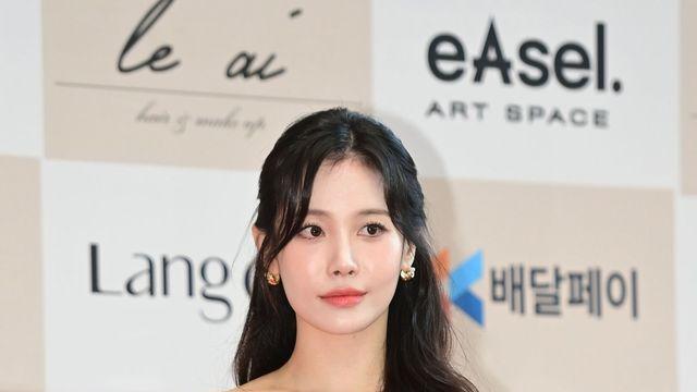 걸스데이 유라, 긴장한 모습으로