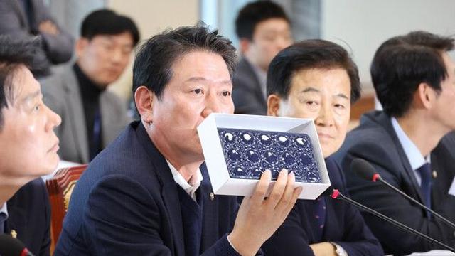 ‘조그마한 파우치’ KBS 박장범... “파우치는 상품명” 사과 거부