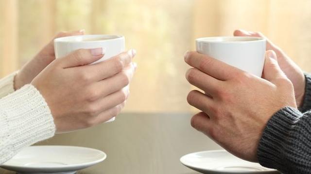 “거절이다” vs “아니다”로 의견이 극단적으로 갈리고 있는 소개팅 카톡