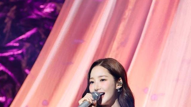 ‘전 남친 논란’ 박민영 눈물, 객석까지 뛰쳐나가…6살 아이 ‘와락’