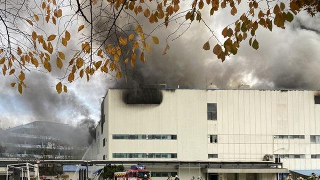 소방당국, 수원 공장서 발생한 ‘화재’로 대응 1단계···인명피해는 없어
