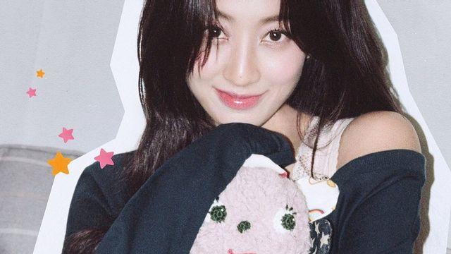 트와이스 지효, 포근한 인형과 함께한 사랑스러운 홈웨어 스타일