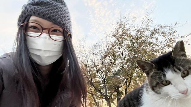 뉴진스 해린, 그레이 카디건+니트 비니로 완성한 '미니멀 빈티지 룩'