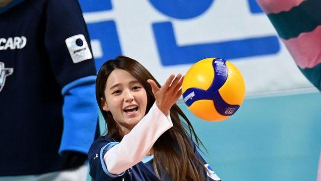 남보라 ‘K-다둥이 가족 시구’