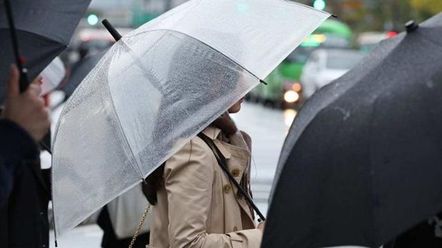 수도권 초미세먼지 '나쁨'…오늘(21일) 우산 챙기세요