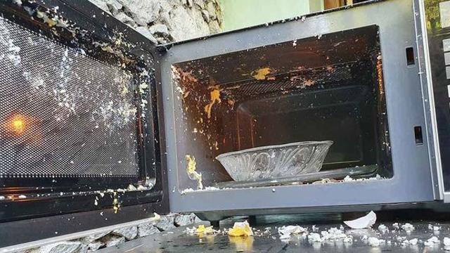 “어쩐지 맛이 없더라”... 전자레인지에 절대 데워먹으면 안되는 음식 13가지