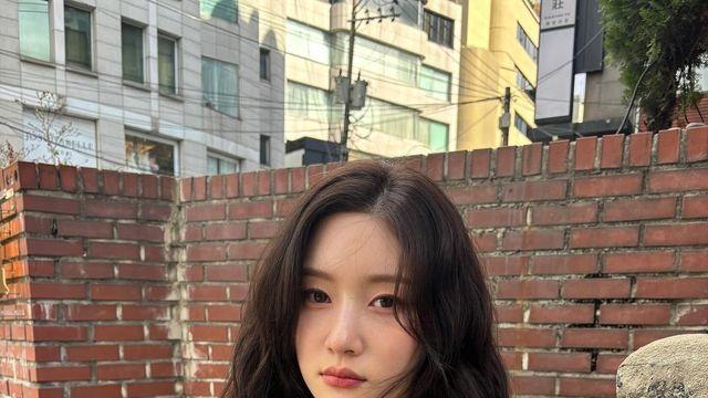 빈티지와 모던의 완벽한 조화, 정채연의 패딩 코트 스타일링