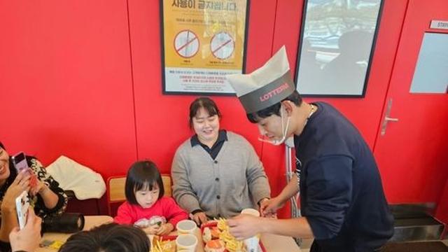 프로야구 롯데, 지역 발달장애인과 함께 자선 카페 행사