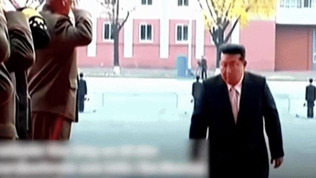 허공 가른 '김정은 손'… 악수 타이밍 안맞아 '머쓱'