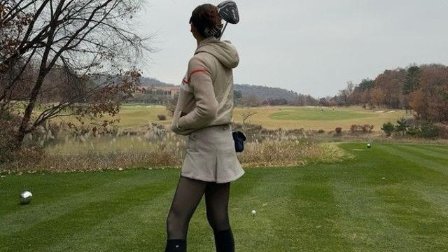 문정현, 문정현, 시스루 스타킹과 체크 미니 스커트로 완성한 우아한 골프 룩