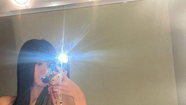 유니크한 워싱 디테일의 미니스커트로 시선을 사로잡은 나띠의 감각적인 스타일링