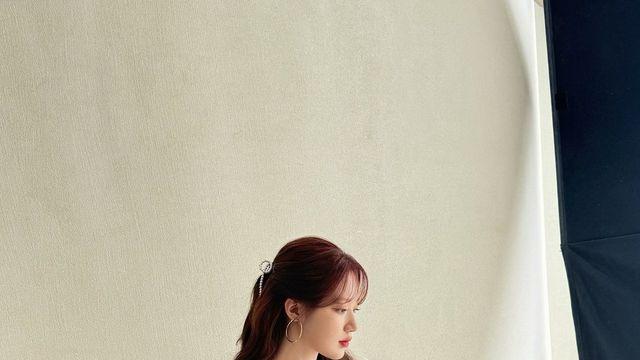 벨벳 재킷과 롱부츠, 화이트 드레스… 슈화, 화보 비하인드에서 빛나는 '완벽 패션템'