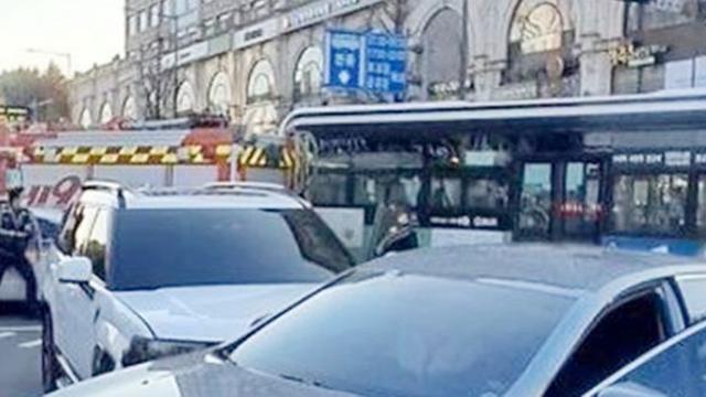 분당 미금역사거리서 신호 위반 차량, 횡단보도 보행자들 덮쳐…다수 부상자 발생