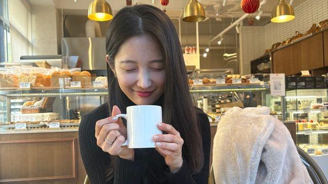 남지현, 블랙 니트로 완성한 '카페 데이트룩'…청순미 가득