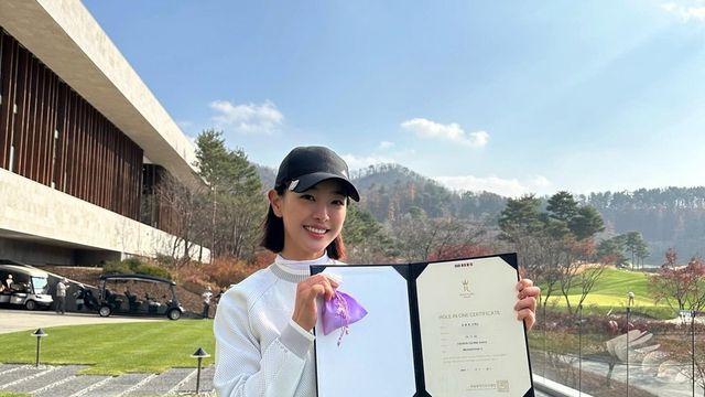 고원희, 완벽한 스타일링과 함께한 홀인원 인증 순간