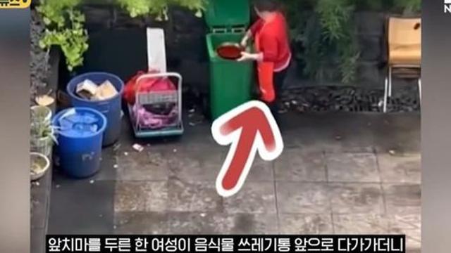 쓰레기통 열더니 무언가 퍼낸다? 해명이 더 기가막혀.jpg