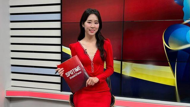 노윤주, V넥 레드 드레스+블랙 스타킹으로 완성한 세련미…'현대적인 우아함'