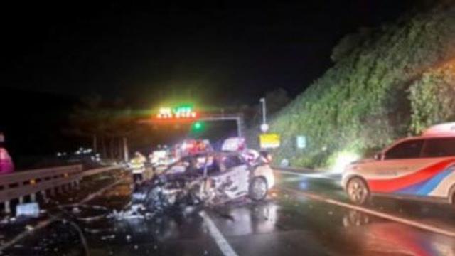 제2경인고속도로서 승용차·화물차 추돌…2명 사상