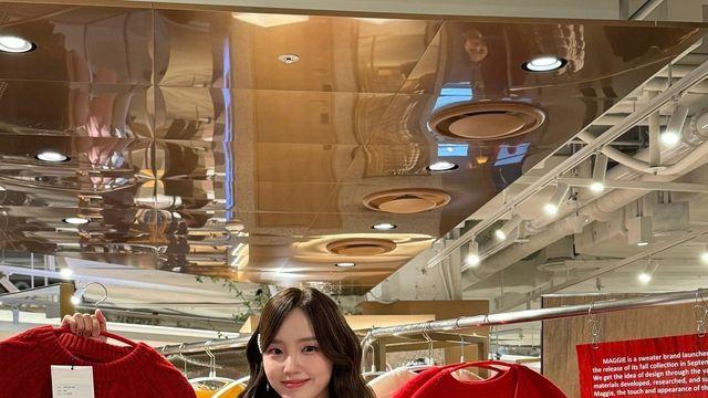 조명진 아나운서, 홀리데이 감성 담은 레드룩…초미니스커트로 완성한 '겨울여신'