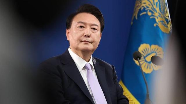 윤 대통령 부부, 새 휴대전화 개통...기존 폰 사용 중단