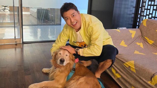 전현무, 레몬 컬러로 물들인 초겨울 캐주얼 룩… 댕댕이와 힐링 타임