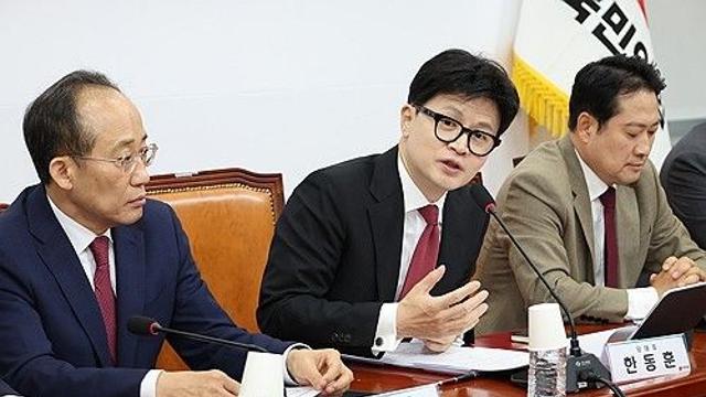 與게시판 논란 격화…