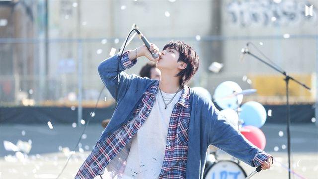 [BTS News] 방탄소년단 진 신곡 ‘Running Wild’, 英 오피셜 차트 진입...스포티파이에서도 기세