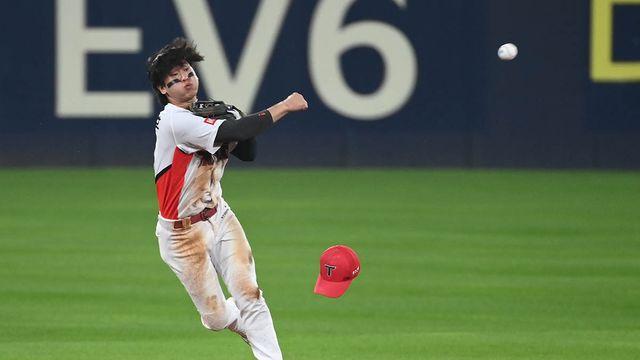 박성한 제치고 GG 굳히기? 박찬호, 2년 연속 유격수 수비상 수상…KBO 포수·내야수 수비상 발표