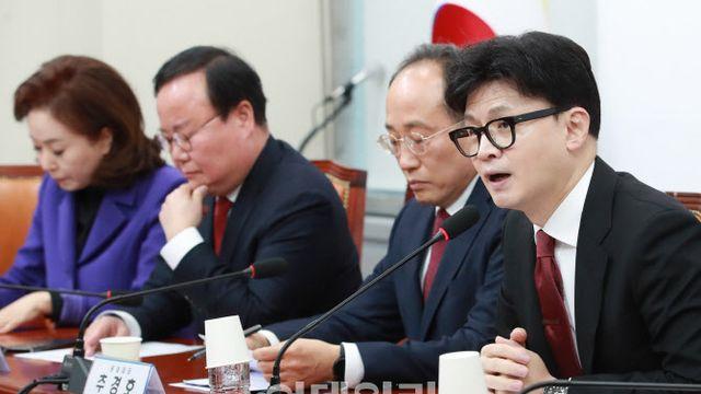 與, 최고위서 공개 충돌…격분한 韓 “당게 작성자 공개, 민주정당서 할 수 없는 발상”(종합)