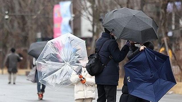 [날씨] 전국에 비바람…오후엔 찬공기 내려오며 내륙·산지 눈발