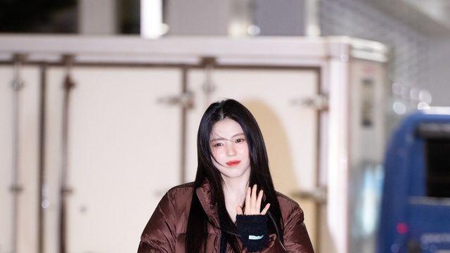 [★공항패션] 한소희, 초코 톤 패딩&슈즈로 뽐낸 세련미