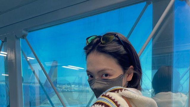 강지영, 양털 재킷과 미니멀 백으로 완성한 공항패션…'포근+실용'의 정석