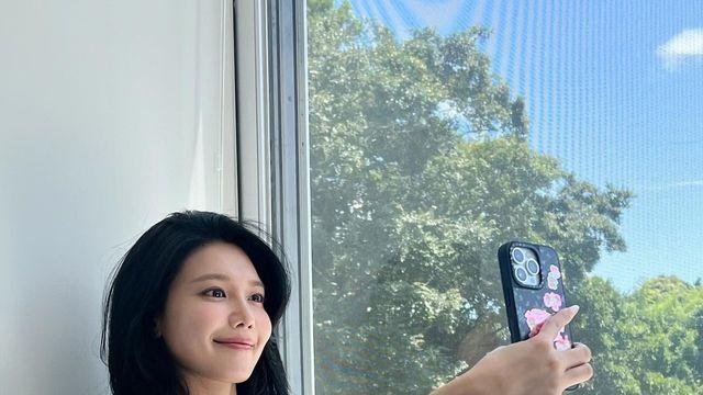 최수영, 데님부터 트렌디 스포츠웨어까지…다양한 매력 담긴 뮤비 비하인드컷