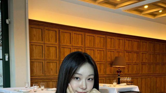 김연아, 립스틱과 블랙 니트로 단아미 완성