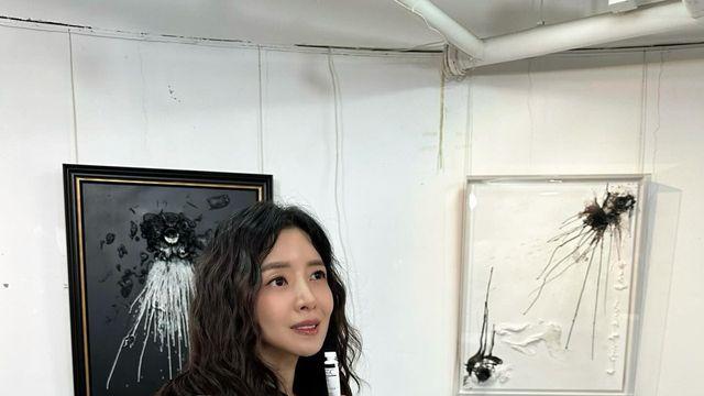 윤세아, 화이트 재킷 위의 예술…시크+크리에이티브 매력 발산  