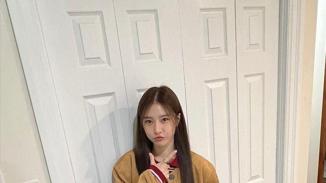 김소은, 카멜 재킷과 스트라이프 티셔츠로 완성한 세련된 스타일링