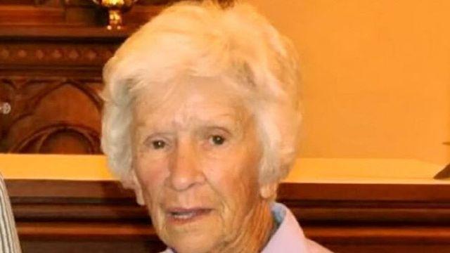 몸무게 48kg·95세 치매 할머니에 ‘테이저건’ 쏜 경찰관, 결국