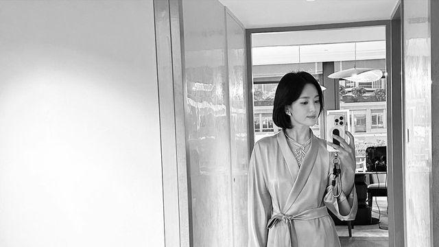 로브부터 수영복까지... 송혜교, 우아함과 캐주얼을 오가는 스타일링