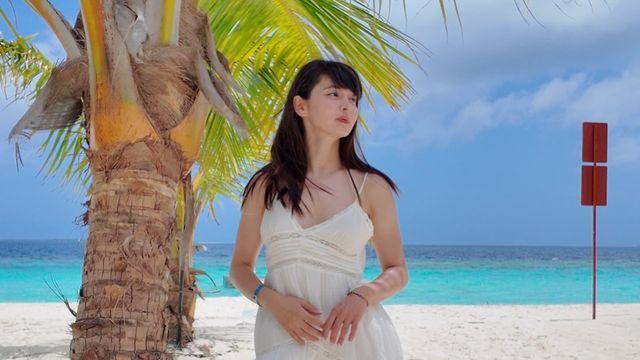구잘, 몰디브에서 빛난 '여신 비주얼'…화이트 미니 드레스의 완성형