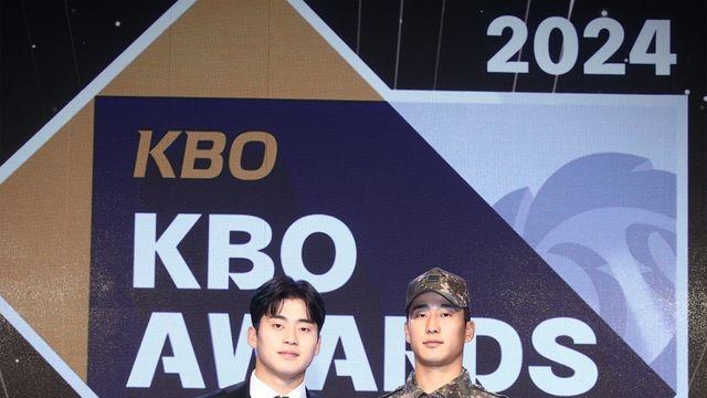 “1군에서 맞대결하길 기대해” 한화 박정현-KT 박영현, 나란히 트로피 쌓아올린 형제