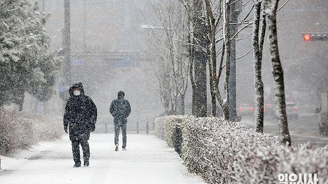 <오늘의 날씨> 수도권 등 폭설·강풍 계속…아침 영하 6도까지 ‘뚝’