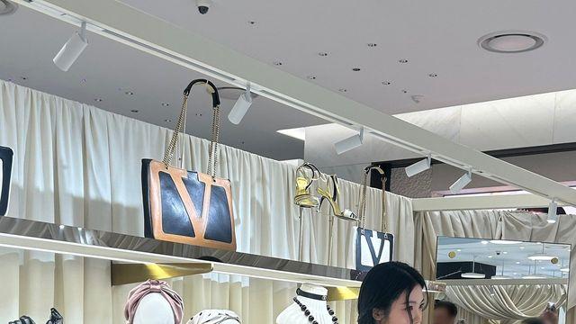 신예은, 니삭스로 완성한 러블리 무드…'발끝까지 디테일한 패션'