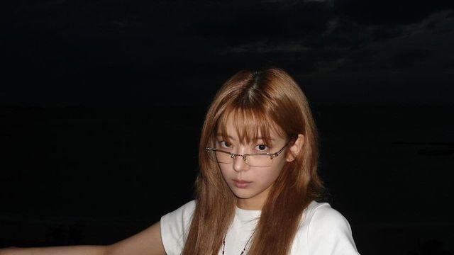 있지 리아, 청순미 넘치는 데님 스커트 룩…'트렌디한 러블리룩'의 정석