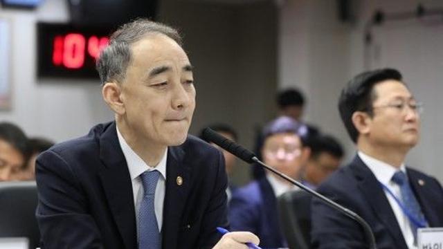 '변호사법 위반' 왕정홍 전 방사청장 구속…