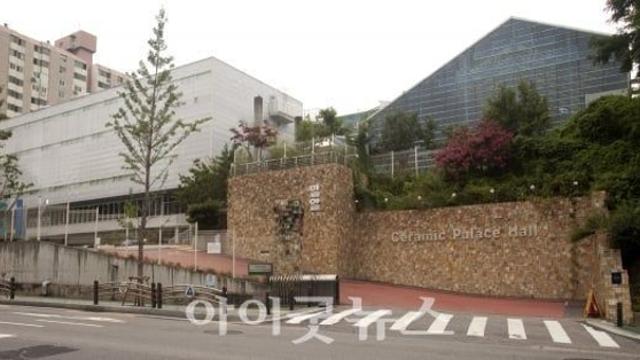 강남의 대형 교회가 만든 삐까번쩍한 건물