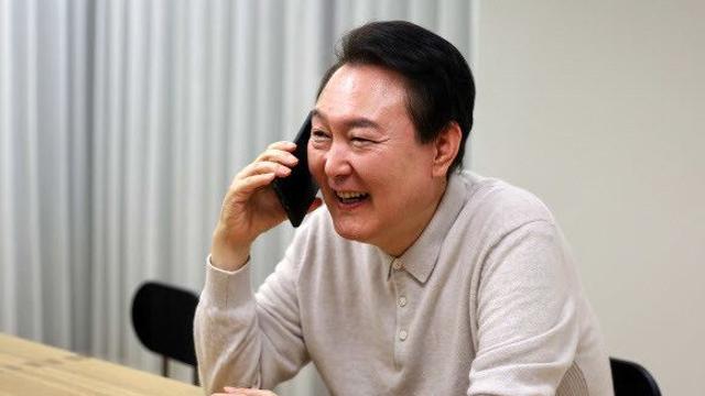 윤석열 대통령의 휴대전화가 무섭다
