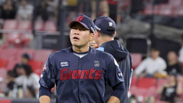 안 풀리는 롯데 김진욱, 왼 팔꿈치 인대 파열 문제로 '상무 입대' 신청 취소